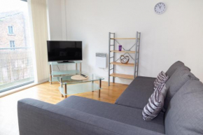 Serviced Apartment In Liverpool City Centre - Free Parking - Balcony - by Happy Days